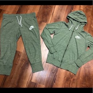 Nike woman’s medium Capri joggers jacket green